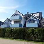 By The Sea 2 Modern Retreat Prázdninový dům *